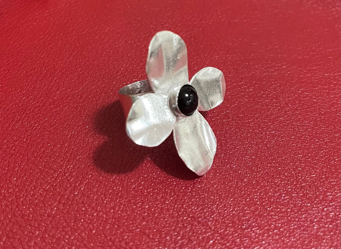 Onyx flower ring