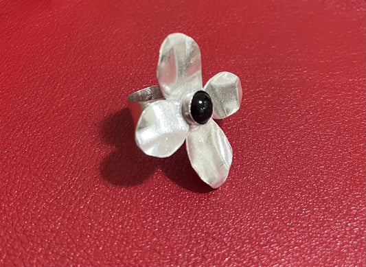 Onyx flower ring