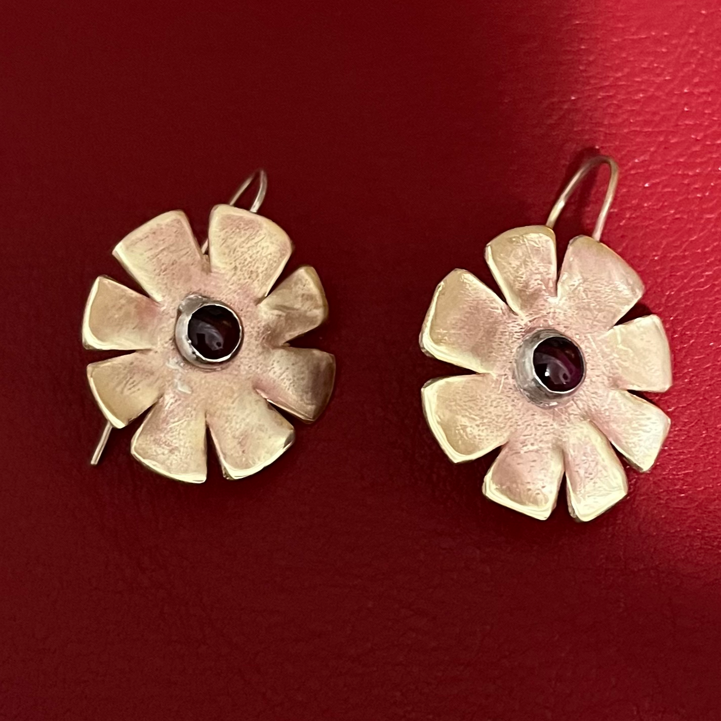 Floral garnet image 1